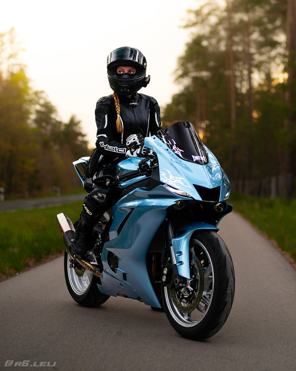 Chrome premium neo-tribal decal on a blue r6 motorcycle windshield - DISTINCT